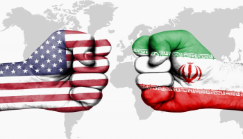 إيران تتحدى قيود الطيران الأميركية وتتمسك بإغلاق مضيق هرمز دون تنازلات نووية