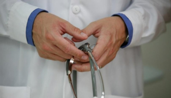 تجمعا الأطباء والديموقراطي يطالبان بتفعيل اللجنة الفنية ومختبر الصحة المركزي | نداء الوطن