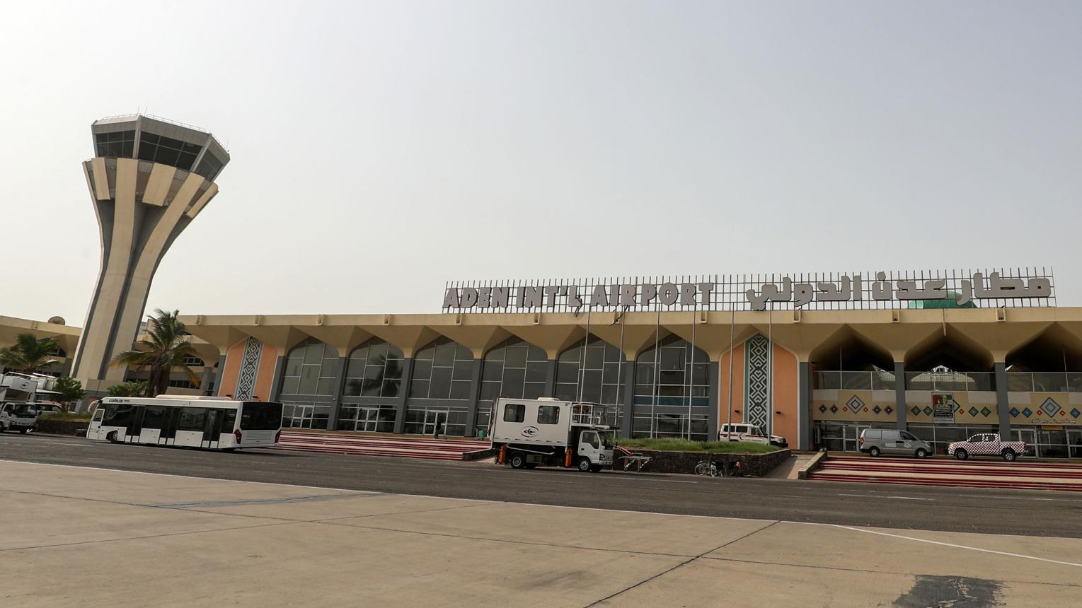 صواريخ تستهدف مطار عدن وتحويل رحلة من القاهرة إلى جدة.. والسعودية تعترض هجومًا قرب الرياض