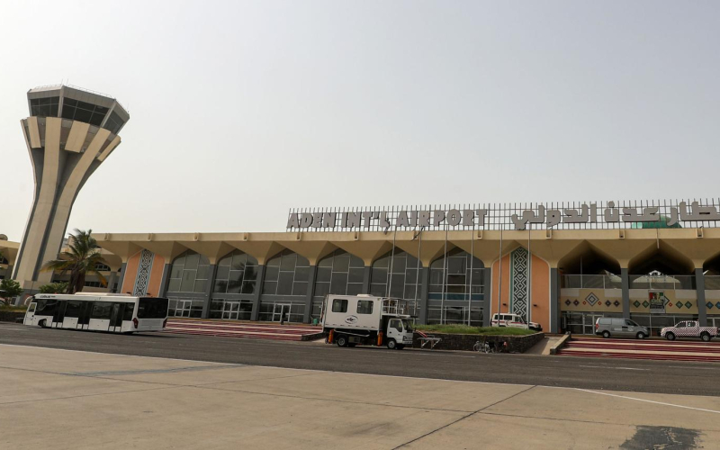 صواريخ تستهدف مطار عدن وتحويل رحلة من القاهرة إلى جدة.. والسعودية تعترض هجومًا قرب الرياض