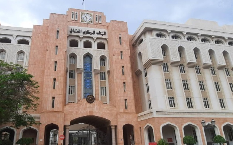 أعلى عوائد حسابات التوفير والودائع في بنوك سلطنة عمان: مقارنة ودليل شامل