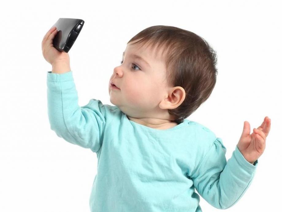 دراسة أميركية: الإفراط في استخدام شاشات الهواتف والأجهزة اللوحية يؤثر سلبًا على تعلم اللغة لدى الأطفال