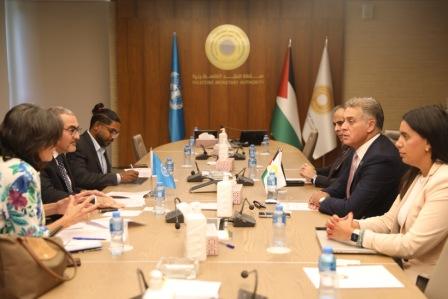 محافظ سلطة النقد يلتقي نائب المنسق الخاص للأمم المتحدة لعملية السلام في الشرق الأوسط