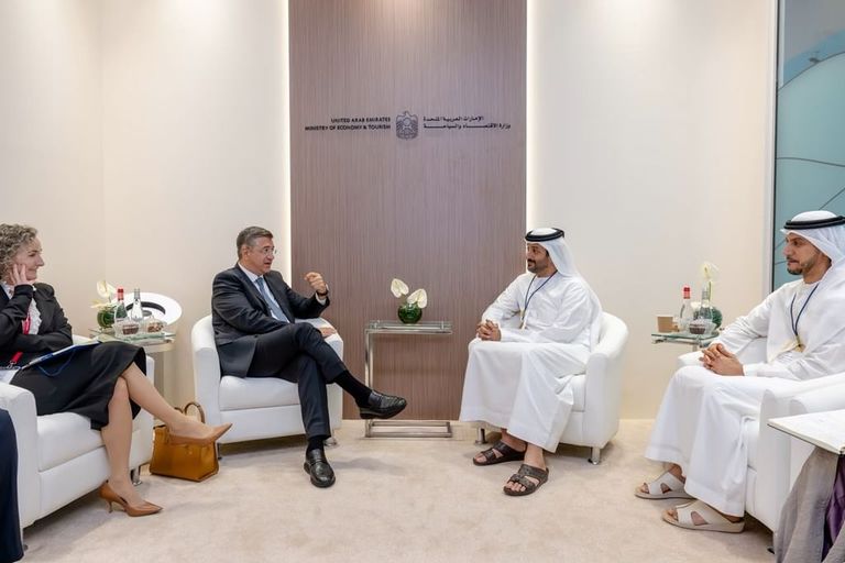 بن طوق يبحث توسيع السياحة المستدامة مع البحرين وأوزبكستان والاتحاد الأوروبي