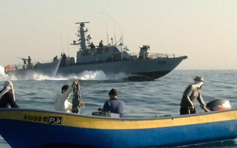 نداء الوطن - زوارق الاحتلال تهاجم مراكب الصيادين في بحر دير البلح
