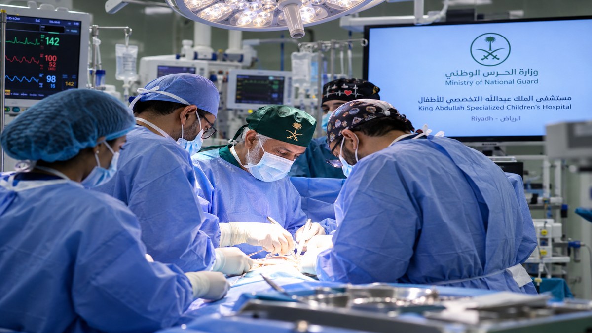 السعودية تبدأ عملية فصل توأم تنزاني ملتصق في الرياض.. 44 مختصًا و15 ساعة من الجراحة